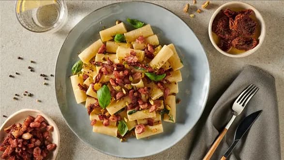 Rigatoni z ricottą, boczkiem i pistacjami