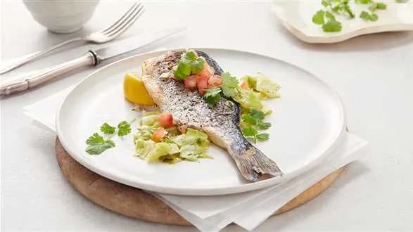 Pieczona dorada z salsą pomidorową i młodą kapustą