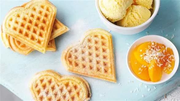 Gofry z brzoskwiniami w wiórkach kokosowych