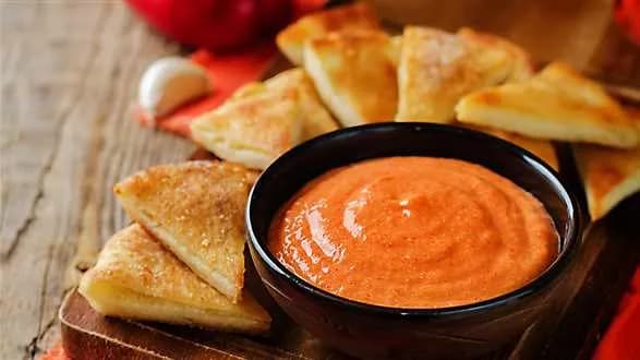 Pieczone frytki warzywne z dipem paprykowym