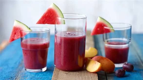 Brzoskwiniowe smoothie z arbuzem i winogronami