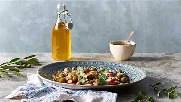 Pieczona papryka z fetą i dressingiem miętowym