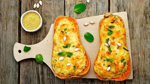 Dynia faszerowana kaszą jaglaną, warzywami i ziołami