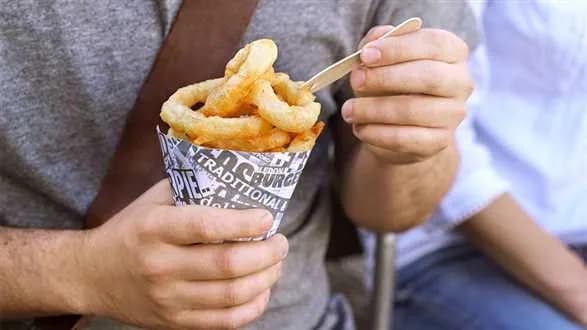 Smażone krążki cebuli w cieście piwnym