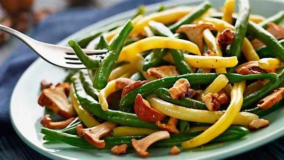 Fasolka szparagowa z kurkami i orzechami włoskimi
