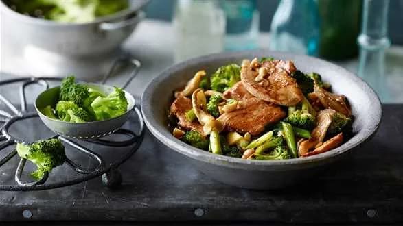 Kurczak z brokułami i boczniakami z woka