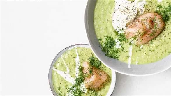 Kremowa zupa z bobu z wędzonym łososiem