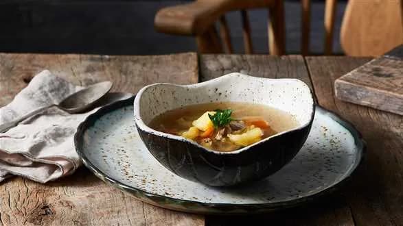 Tradycyjny rosół z pieczonym ziemniakiem