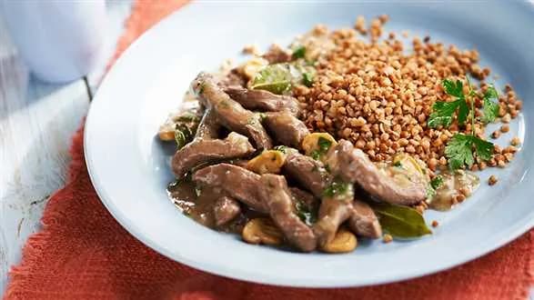 Gulasz z jelenia z kaszą