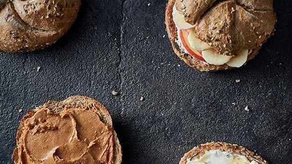 Tostowana kanapka z masłem orzechowym i owocami