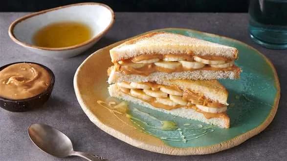 Domowy chleb tostowy z masłem orzechowym i bananami