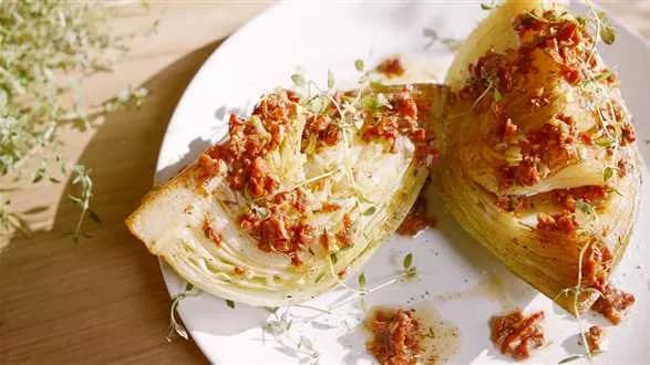 Młoda kapusta z salsą z pomidorów