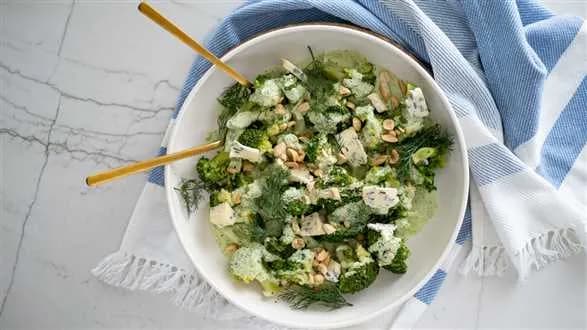 Sałatka z brokułem i serem roquefort