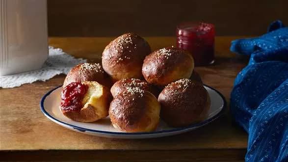 Pączkowe bułeczki z konfiturą różano-malinową