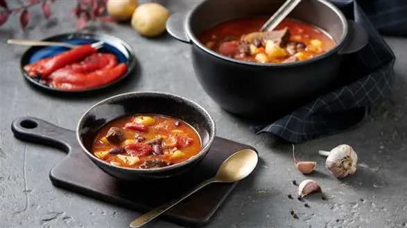 Bogracz z pieczoną papryką i fasolą