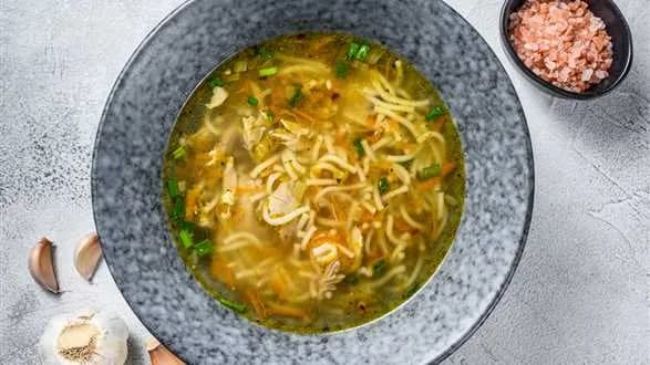 Domowy rosół z makaronem i mięsem z kurczaka