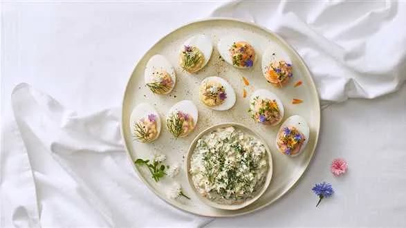 Jaja faszerowane na dwa sposoby i sos wielkanocny