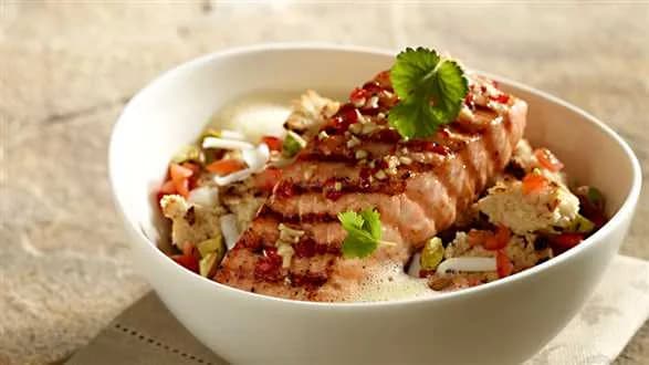 Pieczony łosoś z piekarnika z sałatką chlebową