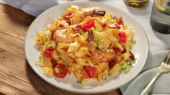 Krewetki tygrysie z makaronem typu wstążki, sosem pomidorowym i ajwarem