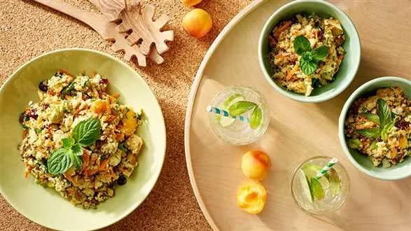 Sałatka owocowo-warzywna z kaszą jaglaną, bakaliami i musztardowo-imbirowym winegretem