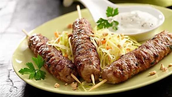 Wieprzowe szaszłyki z surówką indyjską