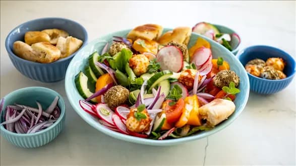 Sałatka fattoush z kulkami sera labneh