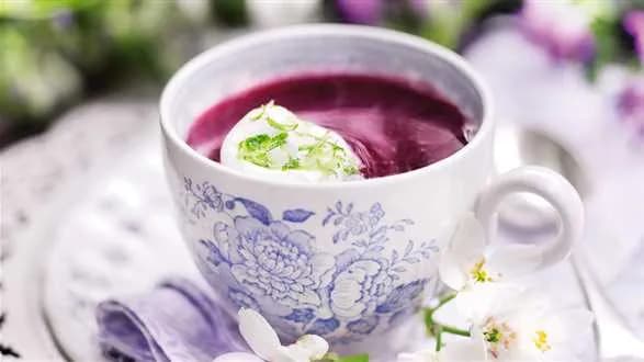 Zupa jagodowa z pianką z białek