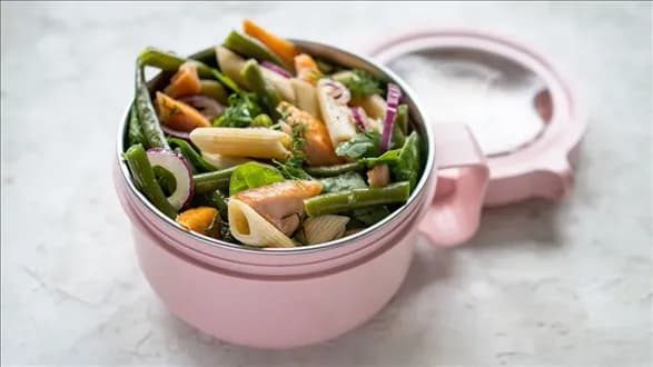 Sałatka z pełnoziarnistym makaronem i wędzonym łososiem