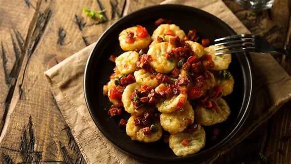 Kluski z kaszy manny ze skwarkami