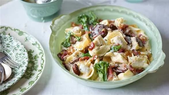 Tortelloni i brokuły w sosie śmietanowym