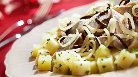 Śledzie marynowane z suszonymi grzybami i sałatką ziemniaczaną