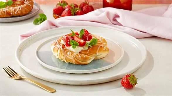 Szneka z glancem, twarogiem i truskawkami