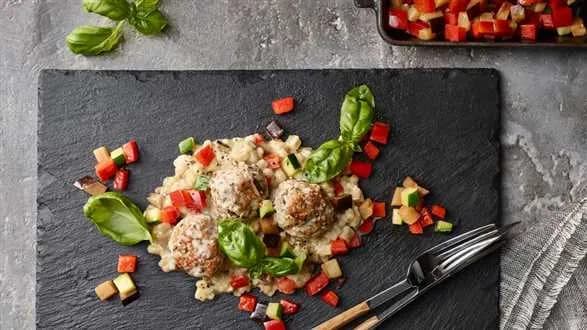 Kaszotto kokosowe z klopsikami z mięsa mielonego z warzywami i kozim serem