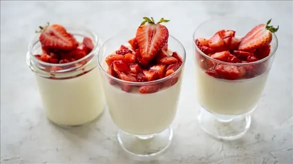 Mus z białej czekolady z truskawkami