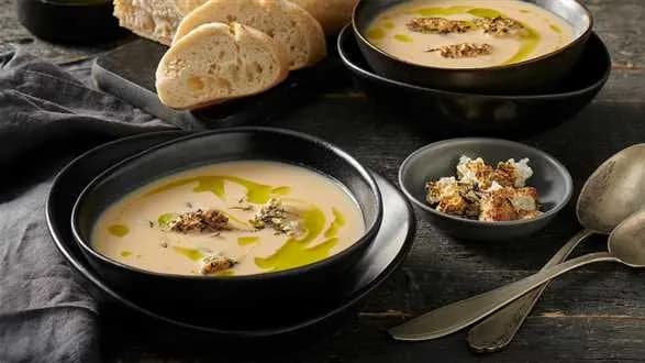 Zupa krem z kalafiora z wędzonym twarogiem