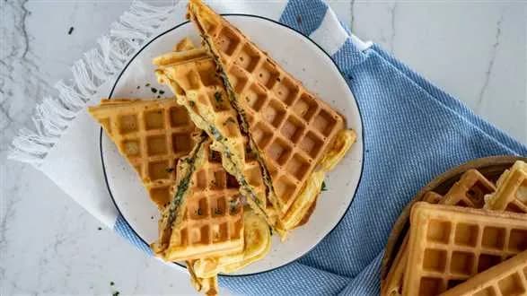 Gofrowe kanapki z francuskimi serami