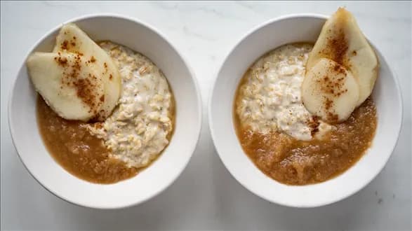 Kremowa owsianka z musem gruszkowym