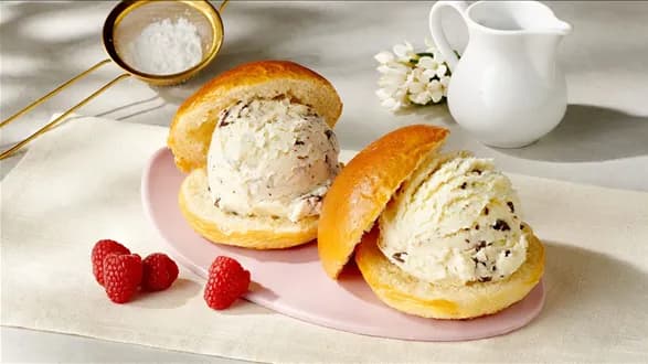 Drożdżowe bułeczki z lodami