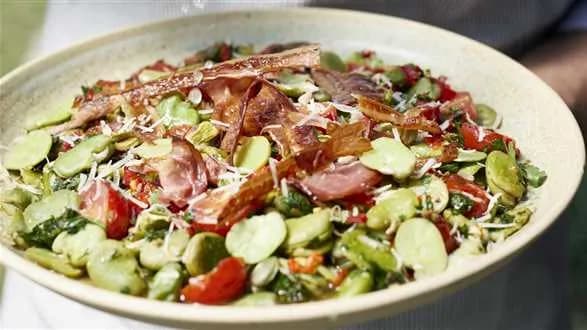 Sałatka z bobu z prażoną cebulką