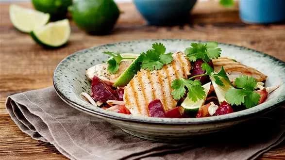 Sałatka z indykiem i marynowanymi burakami