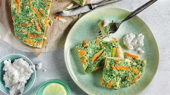 Omlet z zielonymi szparagami i czosnkiem niedźwiedzim