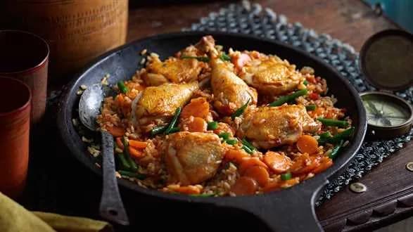 Kurczak w pomidorach z ryżem (Jollof)