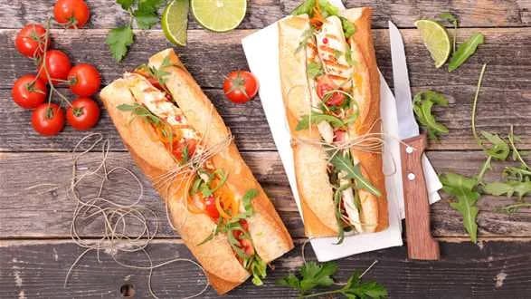 Kanapki z grillowanym kurczakiem i warzywami