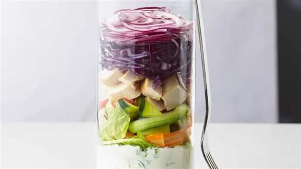 Warstwowa sałatka z kurczakiem