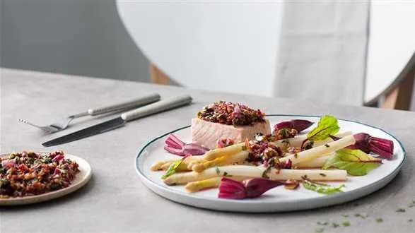 Łosoś z salsą z botwinki i maślanymi szparagami