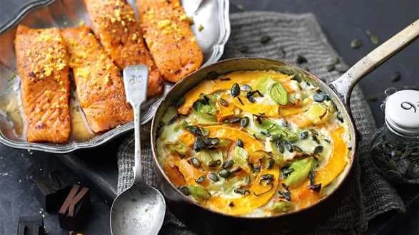 Smażony łosoś z zapiekanką z dyni i pora