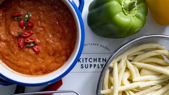 Wegański makaron z sosem z pieczonej papryki