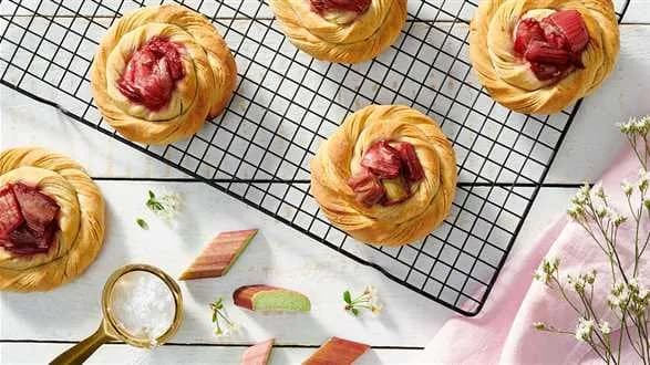 Drożdżówki z karmelizowanym rabarbarem