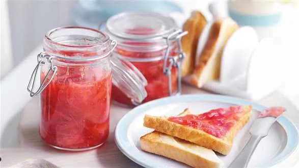 Konfitura z rabarbaru z suszonymi figami