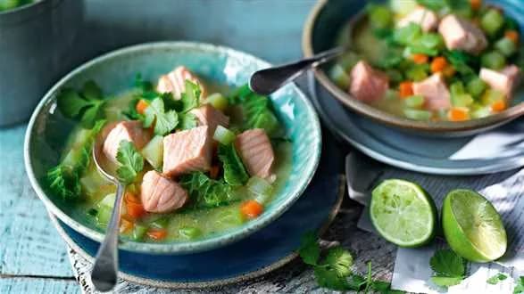 Zupa z kapusty i ziemniaków z łososiem